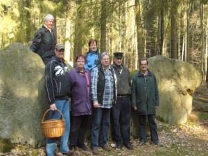 Gruppenfoto an einem Großstein- oder Hühnengrab. 