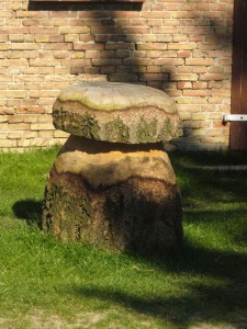 Und dieser Stein(Holz)pilz stand in einem Dorf vor der Hausstür.