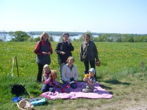 Abschlußfoto am Schweriner See. In der Mitte sitzend: Pilzberaterin Irena Dombrowa.