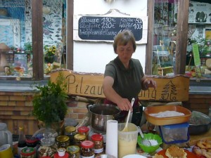 Irena Dombrowa ist Pilzberaterin und Mitglied in der Gemeinnützigen Gesellschaft Wismar e.V. und ist die gute Seele des "Steinpilz - Wismar". Denn wie lautet der berühmte Spruch: "Essen und Trinken halten Leib und Seele zusammen".