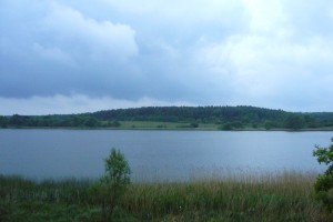 Dicke Wolken heute Mittag über dem Neuklostersee. Der Regen hat schon aufgehört.