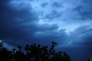 Gewitterwolken verdunkelten gestern Abend frühzeitig den Himmel.