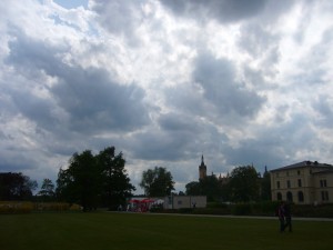 Bleiern liegt der der schweriner Schloßgarten unter den drohenden Gewitterwolken am 21. Mai 2009.