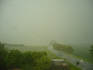 Regen und Hagel verschleiern die Sicht bei Brüel im Landkreis Parchim. 21. Mai 2009.