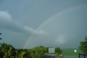 Urplötzlich tauchte die Sonne auf und zauberte einen Regenbogen in den Niederschlagsschleier. 21. Mai 2009.