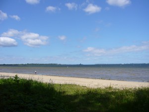 Blick auf die Wismarbucht. Im Hintergrund der berühmte Fliemser Baum, der als natürliches Seezeichen dient. 23. Mai 2009.