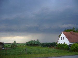 Gegen 19.00 Uhr zog eine Gewitterbö mit teils kräftigen Schauern auf.