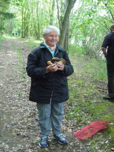 Helga Köster freut sich über die schönen Pilze. 09.Juni 2009.