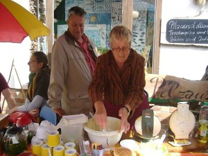 Ilona Heyne von der Gruppe der Pilzfreunde mit ihrem Mann beim Waffelnbacken.