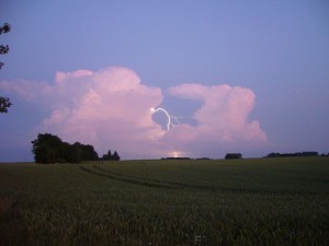 Diese schöne Aufnahme gelang mir gestern Abend von dem erwähnten Gewitter etwa 12 Km südlich von Wismar, nahe der Ortschaft Wietow kurz nach 22.00 Uhr. 03. Juli 2009.