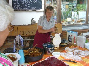 Pilzfreundin Irena Dombrowa beim Waffeln ausbacken.