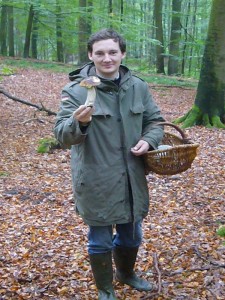 Angehender Pilzberater Alexander Glomb freut sich über diesen schönen Steinpilz.