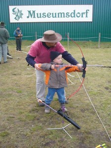 Wie Robin Hood mit Pfeil und Bogen übten sich schon die kleinsten.