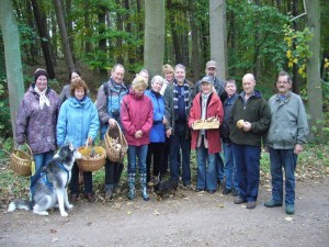 Zum Schluß waren alle zufrieden und eine schöne Pilzwanderung hat ihr Ende gefunden. 24.10.2009 in Teßmannsdorf.