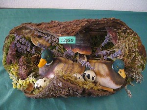 Gesteck in Baumrinde mit Enten zu 12.50 €.