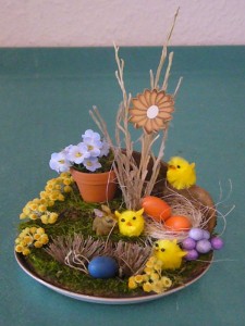 Kleiner Osterteller mit Blumentopf und Küken für 5.00 €.