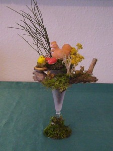 Dekorirte Vase mit Huhn und Küken und kleinen Hasen zu 10.00 €. 