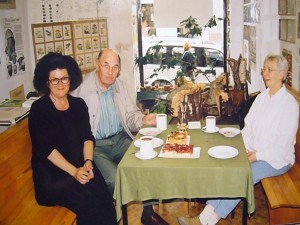 Besuch aus Finnland in der Pilzberatungsstelle. Von links: Frau Karsten - Stenius (Finnland), Josef Gast und Pilzfreundin Siglinde Wundrak im Jahre 2001. 