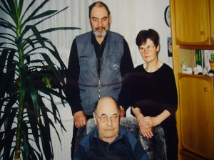 Josef Gast und seine Kinder Marianne und Wolfgang an seinem 80. Geburtstag am 03. März 2004.
