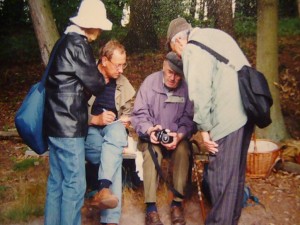 Josef Gast erläutert die Funktiosweise seiner Kamera auf einer Pilzwanderung am 08. Juli 2000.