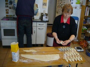 Irena beim fertigen ihrer ganz tollen Schürzkuchen. Wirklich ein "Gedicht", besonders wenn sie noch fast warm sind!