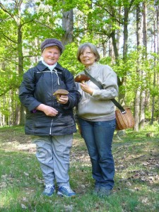 Freude über diese schönen Flockenstieligen Hexen - Röhrlinge kam bei Helga Köster und Regina Groß auf. 29. Mai 2010.