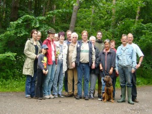 Zum Abschluß wie immer noch ein Gruppenfoto. Bis auf eine Dame, die sich ziemlich geschaft von dieser Tour lieber im Auto ausruhte, sind alle Pilzfreunde der heutigen Wanderung hier zu sehen. Questiner Tannen am 12. Juni 2010.