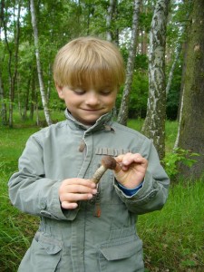 Jonas freut sich über diesen jungen Birkenpilz. 20. Juni 2010 im Wald bei Grevesmühlen.