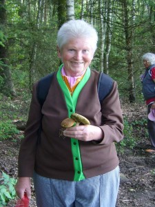 Pilzfreundin Helga freut sich über die ersten Maronen - Röhrlinge der Saison. 27. Juni 2010.