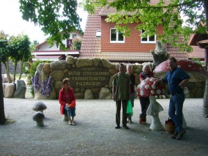 Noch einmal kurz verschnaufen und dann hinein in die Natur - Schatzkammer in Neuheide. 27. Juni 2010.