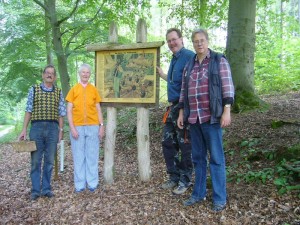 Unser Abschlußfoto am Waldrand in Sagsdorf bei einer sehr schön und geschmackvoll gestalteten Schautafel über die Lebensweise der Roten Waldameise. 07. August 2010.