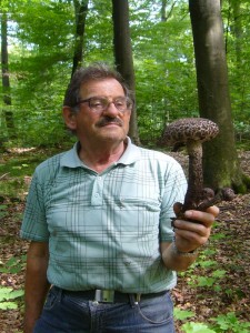 Hier sehen wir ein Prachtkerl des "Old Man Of The Woods" - des alten Mannes des Waldes. Gemeint ist natürlich nicht Pilzfreund Hans - Jürgen Wilsch, sondern der wirklich stattliche Strubbelkopf (Strobilomyces floccopus), den er zusammen mit zwei kleineren Fruchtkörpern unter Buchen fand. 21. August 2010. 