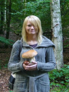 Kaum im Wald fand diese nette junge Dame gleich den ersten ansehlichen Steinpilz. Herzlichen Glückwunsch!