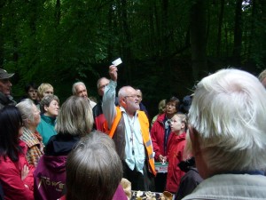 Bevor es in den Wald ging, versuchte Pilzberater Harry Käding den Teilnehmern die Angst vor Zecken zu nehmen und gab vorbeugende Hinweise.