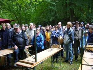 Viele Pilzfreunde lauschten seinen Ausführungen vor den noch hochgestellten Tischen.