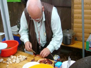 Pilzberater Harry Käding aus Güstrow bei der Zubereitung des Leberpilzes. Eine herbsäuerliche, etwas gewöhnungsbedürftige Delikatesse!