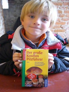 Auch die Buchhändler aus Gedebusch sind Mitglieder im pehnaer Pilzverein und bieten in diesem Zusammenhang auch Pilzbücher zum Verkauf an. Jonas hat sich für dieses tolle Buch entschieden. Nun heißt es aber erst Lesen lernen!.