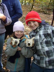 Was man im Wald nicht alles entdecken kann! Für die Kinder natürlich ganz besonders aufregend die Schädel, wie es aussieht von irgend welchen Ziegen. 13.10.2010.