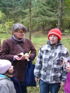 Etwas von den Lamellen auf die Zungenspitze gelegt und etwas gekaut verdeutlichen Eindrucksvoll warum dieser Pilz (Säufernase) ungenießbar ist. Übrigens die beste Methode ungenießbare und essbar Täublinge zu unterscheiden. 13.10.2010.