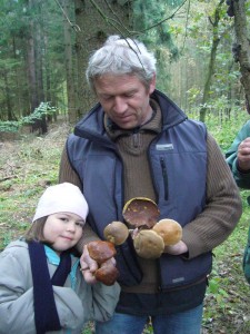 Aber das sind alles essbare Röhrenpilze: Marone, Birkenpilz und Kuhpilz. Aber auch hier macht es gelegentlich Sinn, eine Kostprobe zu nehmen, denn kurz darauf wurde tauchte auch der sehr bittere Gallen - Röhrling auf. 13.10.2010.