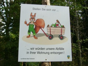 Am Wegesrand begrüßte uns zunächst dieses originelle Schild mit der Botschaft den Wald Sauber zu halten.