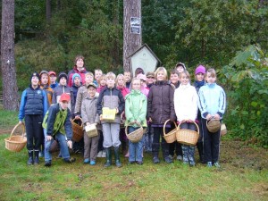 Nach einer kleinen Einführung und Gruppenfoto am Waldrand stürzten sich bdann alle in das Abenteuer Pilzesuchen und finden. 15.10.2010.