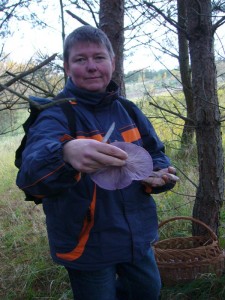 Diese junge Dame hat die erste Stelle mit Violetten Rötel - Ritterlingen entdeckt. 30.10.2010.