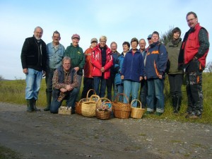 Und wie gewohnt das Gruppenfoto zum Schluß. Ich Denke, bei diesem schönen Wetter hat es allen recht viel Spaß gemacht und der eine oder andere Pilzfreund hat wieder eine Art mehr in sein Sammelrepertoir aufnehmen können. 30.10.2010 - Kiefernfortst bei Perniek.