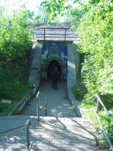 Der Eiertunnel am 30.04.2011. Er unterquert eine mehrgleisige Bahnstrecke.