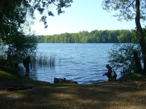 Die gefühlte Wassertemperatur war zu Baden einfach noch zu niedrig. Der Neumühler See zählt zu den tiefsten und saubersten Seen in Mecklenburg. Selbst im Hochsommer, wenn die meisten anderen Seen keine erfrischung mehr bringen, soll es hier immer noch angehm erfrischend sein.