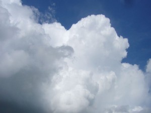 Mächtig quillt die Königin aller Wolken, die Cumulunimbus - Woklke in die Höhe und ereicht in wenigen Minuten mit der Ausbildung des sogenannten Amboss das Reifestadium einer Gewitterwolke. 15.05.2011.