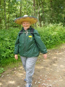 Mit ihrem Sombrero - Hut war Pilzfreundin Helga Köster heute für eine Pilzwanderung besonders originel gekleidet. Er hatte aber eine praktische und gesundheitliche Schutzfunktion vor zu starker Sonneneinstrahlung, die heute aber nur häppchenweise zwischen den Wolken hervorschien.