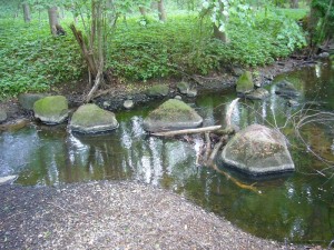 Sanft wurden diese Steine vom Wasser der Beke über viele Jahre hindurch abgeschliffen.