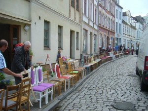 Kurze Zeit später begann die Stuhlparade des KASO - Kunstvereins Wismar e.V.. Über 150 alte Stühle wurden wieder geschmackvoll aufbereitet und standen zum Verkauf.